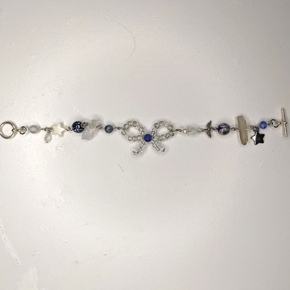 Bracelet with wire beaded bow and blue colored beads. Handmade by me. - Picture 4 of 4